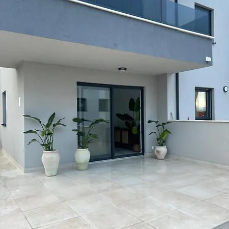 Botanical Apartment *
